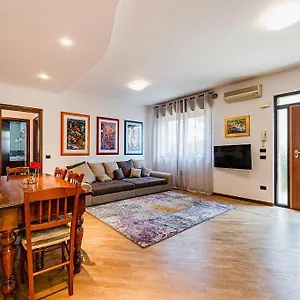  Appartamento *vivere In Arte* Near Theairport Italia